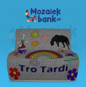 Mozaiekbank Tro Tardi voorzijde
